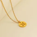 Collar dorado con dije redondo con el signo de Aries grabado.