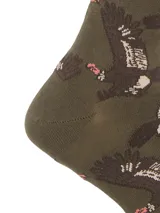 Calcetines de caña media color verde oliva con diseño de cóndores marrones y detalles en rosa. Confeccionados en fibra de bambú y spandex. Talle 40-44.5.