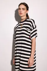 Vestido largo de algodón a rayas horizontales blancas y negras, con mangas cortas y aberturas laterales.