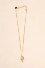 Collar dorado con dije en forma de caracol, ideal para complementar cualquier look.