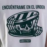 Remera blanca de corte recto con cuello redondo y manga corta. Estampado pequeño en el pecho de una calavera con un sombrero.