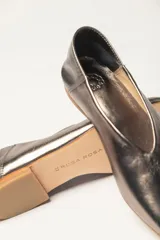 Chatas color beige de cuero vacuno, con talón suave y capellada metalizada.