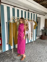 Vestido midi fucsia de lino, con cuello halter y corte recto.