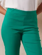 Pantalón recto verde esmeralda de gabardina elastizada, marca Zac & Rachel. Tiene pretina ancha con faja interna modeladora, bolsillos simulados en la parte delantera y bolsillos ojal en la parte trasera.