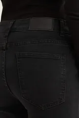 Pantalón jean negro cropped, de corte acampanado y tiro alto.
