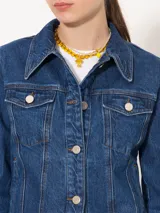 Campera trucker de denim azul, corte clásico y fit slim.