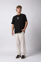 Remera oversize de algodón premium color negro, con estampado frontal minimalista de un sol y la frase "VCP CONCEPT STUDIO" en blanco.