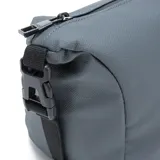 Neceser gris con el logo de la marca en negro. Cuenta con un compartimento principal con cierre, un bolsillo lateral para accesorios y un bolsillo interior con cierre. Tiene una capacidad de 5.77 litros.