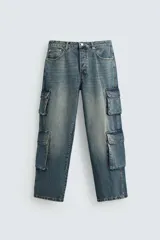 Pantalón cargo de denim azul con efecto lavado, corte relaxed fit, cinco bolsillos y bolsillos tipo parche con solapa en las perneras.