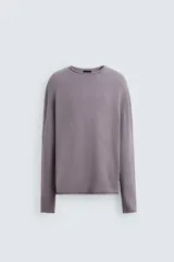 Jersey de hombre color lila, tejido en hilatura de algodón con textura. Tiene cuello redondo, manga larga y acabados en rib con detalle de vuelta.