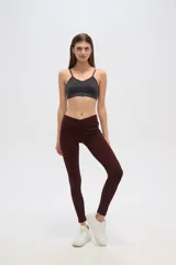 Calza negra de poliamida, corte ajustado y tiro medio.