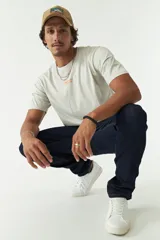 Remera gris oscuro con estampado de la luna en la espalda y corte clásico.