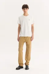 Pantalón de gabardina color beige, corte recto, con bolsillos delanteros y traseros.