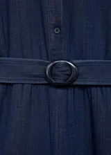 Mono largo azul de bambula, con cuello camisero, manga corta, cinturón ajustable, bolsillos laterales y cierre frontal con botones.