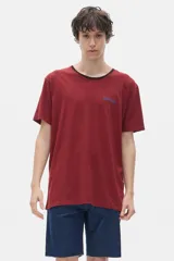 Remera color borgoña de algodón lavado con cuello redondo negro y logo bordado en el pecho.