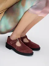 Guillerminas de gamuza color marrón con pespuntes en hilo blanco, taco de 4cm y plataforma de goma.
