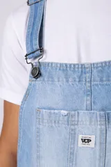 Jardinero de jean negro con breteles regulables y calce relaxed.