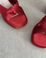 Sandalia de cuero vacuno color dorado, con plataforma y taco cuadrado. Presenta una tira delgada en el tobillo y detalle de nudo en la capellada.