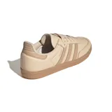Championes Adidas Samba OG color crema con las tres tiras laterales en marrón claro y suela de goma.