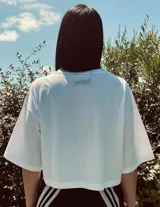 Remera corta blanca de algodón con mangas cortas y cuello redondo.