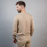 Buzo azul marino de cuello redondo y manga larga, confeccionado en algodón y poliéster.