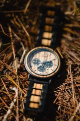 Reloj de pulsera Chenaut Aurum para hombre, con caja de acero inoxidable negra y esfera de madera de zebrano. La malla es de acero inoxidable negra con detalles en madera de bambú. Tiene cronógrafo, indicador de 24 horas y fechador.