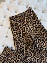 Pantalón sastrero con estampado animal print, tela rígida con bolsillos delanteros.