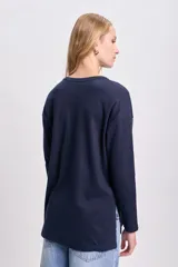 Remera de manga larga azul marino con cuello redondo y corte recto.