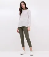 Pantalón legging color verde militar de tela tipo gamuza sintética, tiro alto y corte capri.