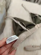 Conjunto de lencería verde musgo de terciopelo labrado con encaje y elásticos nude.