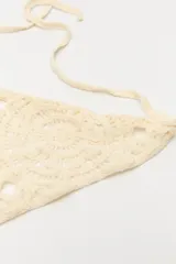 Pañuelo de tejido crochet color crema.