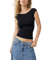 Remera ajustada de color negro, con escote bajo en la espalda y manga corta.