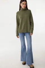 Sweater tipo polera en color gris, suave al tacto con diseño ligero y cómodo.