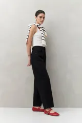 Pantalón de jean azul de corte recto, con tiro alto y bolsillos laterales.