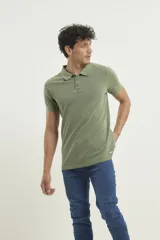 Remera polo de piqué color azul con cuello clásico y tapeta de tres botones.