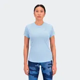 Remera deportiva de manga corta para mujer New Balance modelo Impact Run, color celeste. Confeccionada en tejido de malla transpirable con tecnología ICEx de secado rápido, presenta un ajuste atlético y detalles reflectantes.