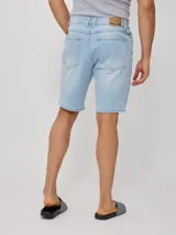 Bermuda de jean celeste, confeccionada en 83% algodón, 15% poliéster y 2% elastano. Diseño clásico con bolsillos delanteros y traseros.