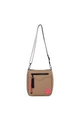 Bandolera negra con correa ancha estampada en blanco y rosa. Tiene un bolsillo externo con cierre y aplique circular rosa con un corazón blanco.