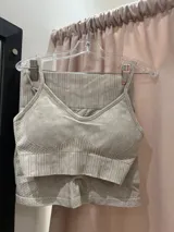 Conjunto deportivo celeste compuesto por un top con breteles finos y calza corta con cintura alta.