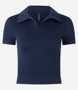 Blusa cropped de poliamida seamless color negro, con mangas cortas, textura waffle y cuello polo.