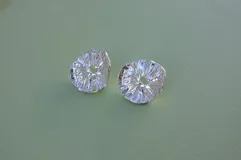 Par de aros de plata 925 con textura trabajada a mano y cierre mariposa.