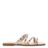 Sandalias bajas negras con tres tiras horizontales sobre el empeine, adornadas con tachas plateadas.