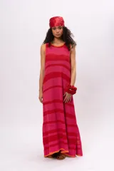 Vestido largo sin mangas, con corte holgado y diseño a rayas horizontales en tonos rosa y rojo.