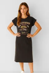 Vestido midi negro de algodón con estampado frontal de calavera y texto en amarillo y naranja.
