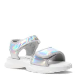 Sandalias plateadas con efecto tornasol, con ajuste de velcro en el tobillo y en el empeine, y suela blanca de goma.