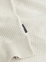 Sweater color crema con cuello redondo y textura de panal.