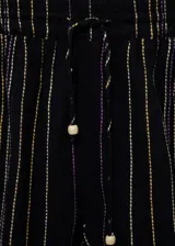 Short negro con rayas verticales de colores, diseño recto y bajo deshilachado.