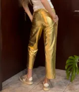 Pantalón dorado de calce relajado con cintura elástica y bolsillos delanteros y traseros.