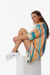 Zapatillas plateadas con cordones blancos y suela blanca.