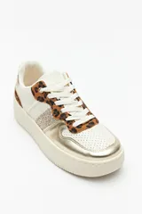 Zapatillas blancas de símil cuero con recortes en gamuza y detalles metalizados plateados. Plataforma de 4,5cm de alto.